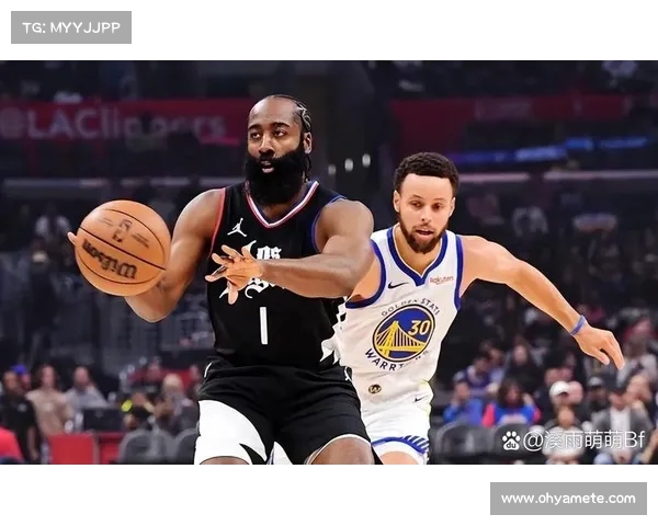 NBA最新动态：詹姆斯重返赛场勇士快船激战 正面对决展现联盟新格局